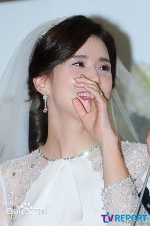 池晟(Ji Sung)与李宝英婚礼现场素颜照壁纸