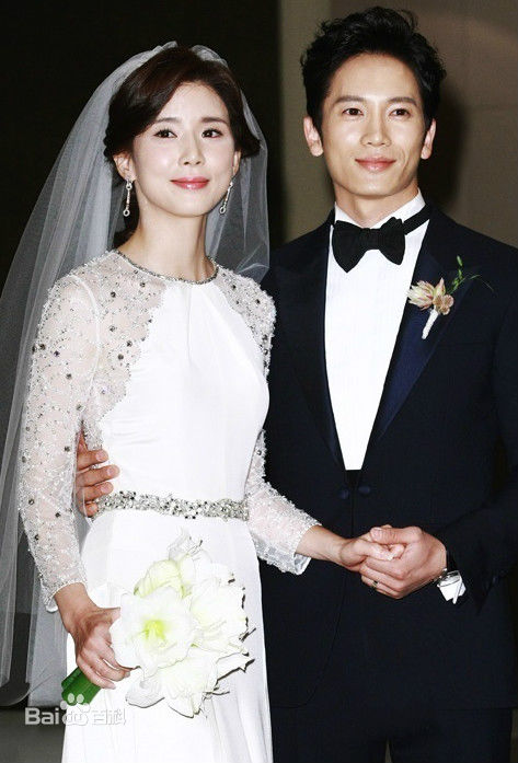 池晟(Ji Sung)与李宝英婚礼现场素颜照壁纸