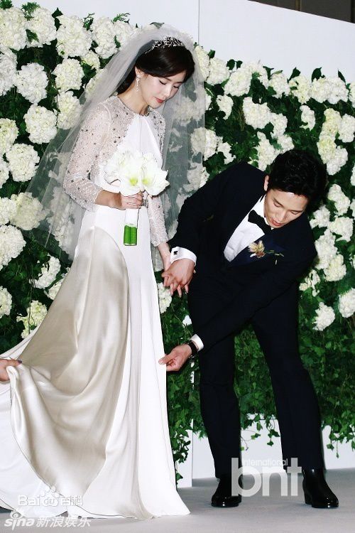 池晟(Ji Sung)与李宝英婚礼现场素颜照壁纸