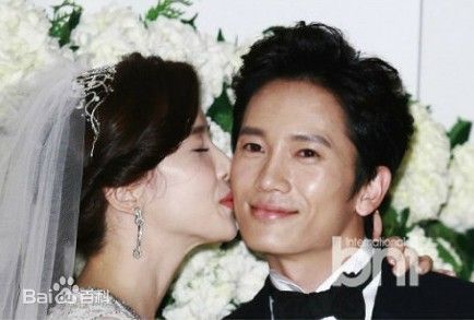 池晟(Ji Sung)与李宝英婚礼现场素颜照壁纸