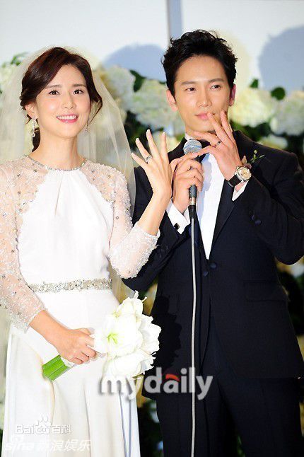 池晟(Ji Sung)与李宝英婚礼现场素颜照壁纸