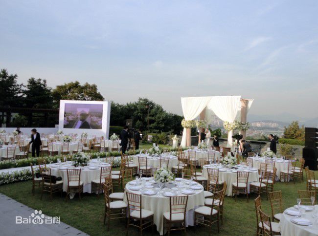 池晟(Ji Sung)与李宝英婚礼现场素颜照壁纸