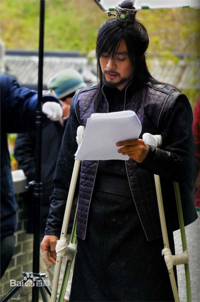 最新裴勇浚(Bae Yong Joon，)在《记》图片中的图集