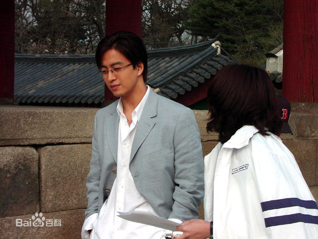 最新裴勇浚(Bae Yong Joon，)在《情定大饭店》图片中的图集