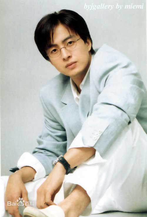 最新裴勇浚(Bae Yong Joon，)在《情定大饭店》图片中的图集