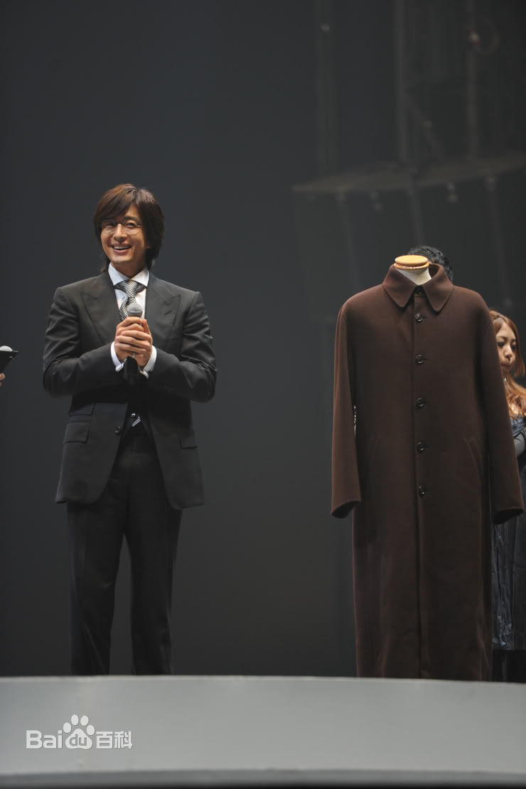 裴勇浚(Bae Yong Joon，)慈善活动前后照片