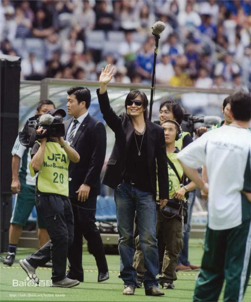 裴勇浚(Bae Yong Joon，)慈善活动前后照片