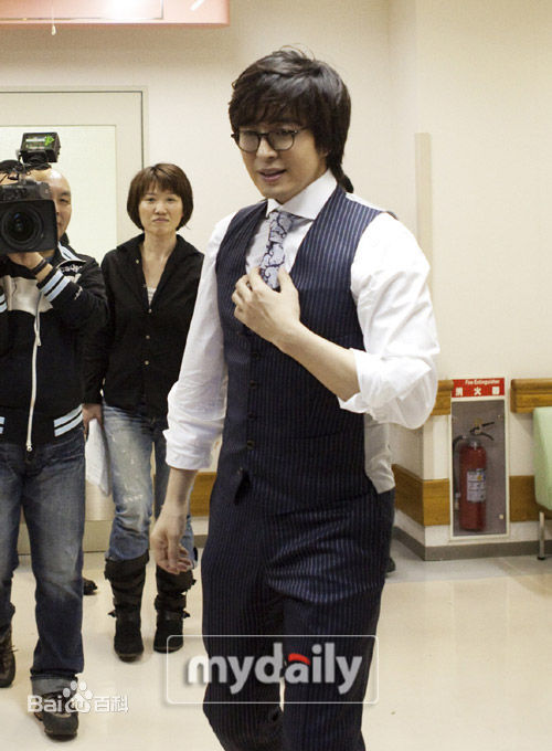 裴勇浚(Bae Yong Joon，)慈善活动前后照片