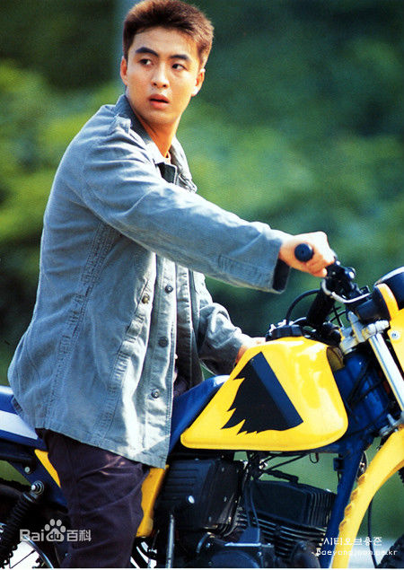 精选裴勇浚(Bae Yong Joon，)在《初恋》图片中的图册