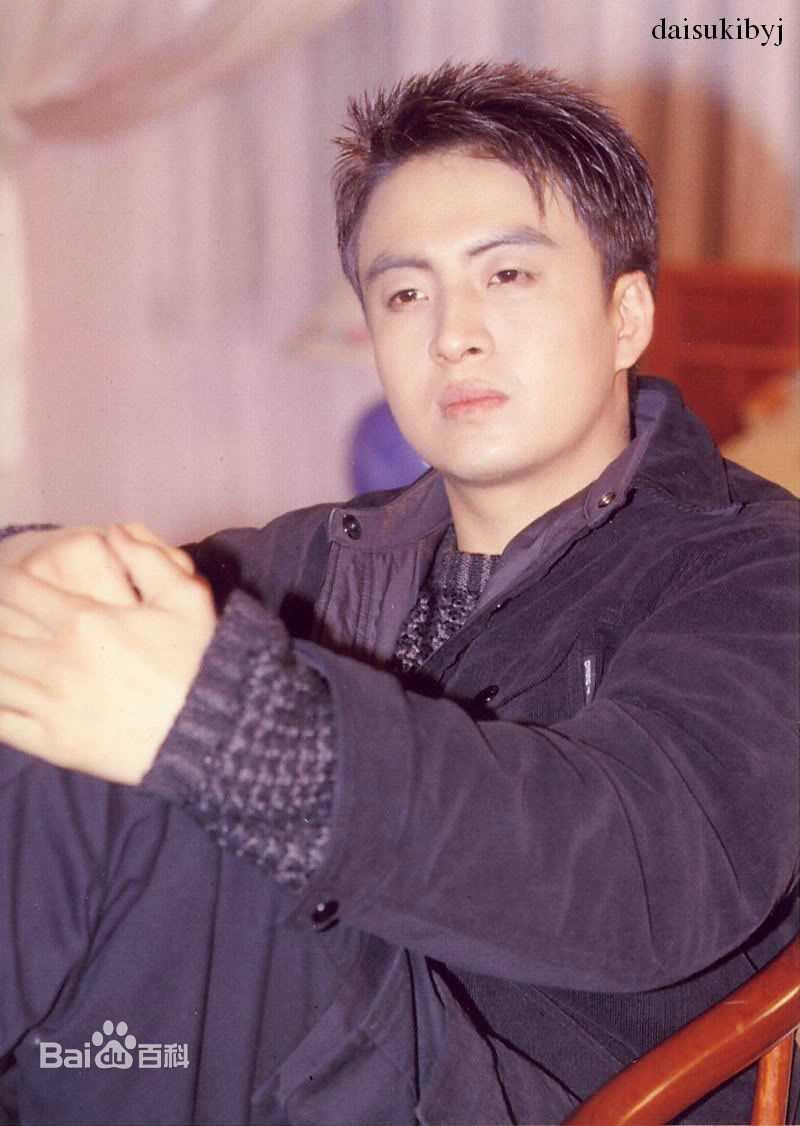 精选裴勇浚(Bae Yong Joon，)在《初恋》图片中的图册