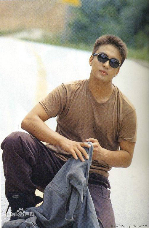 精选裴勇浚(Bae Yong Joon，)在《初恋》图片中的图册