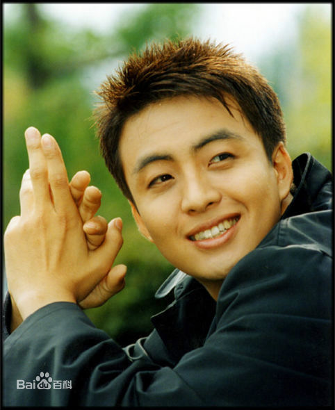 精选裴勇浚(Bae Yong Joon，)在《初恋》图片中的图册