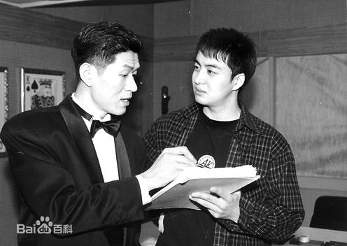 精选裴勇浚(Bae Yong Joon，)在《初恋》图片中的图册