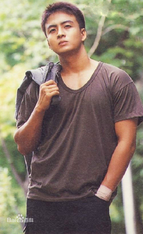 精选裴勇浚(Bae Yong Joon，)在《初恋》图片中的图册