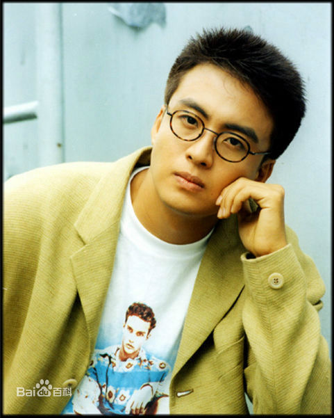 精选裴勇浚(Bae Yong Joon，)在《初恋》图片中的图册