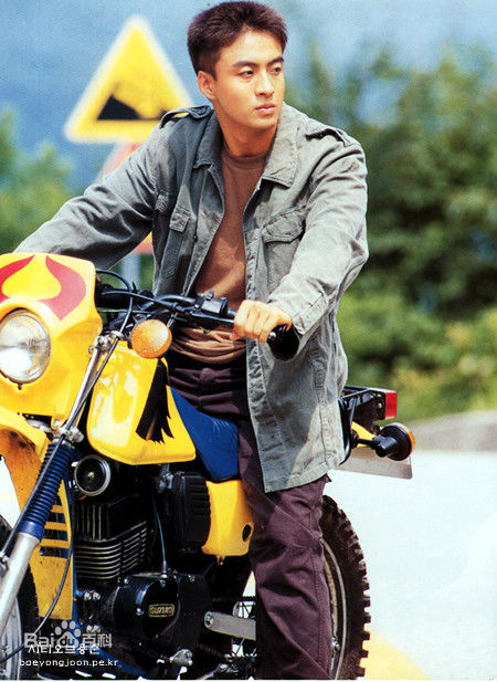 精选裴勇浚(Bae Yong Joon，)在《初恋》图片中的图册