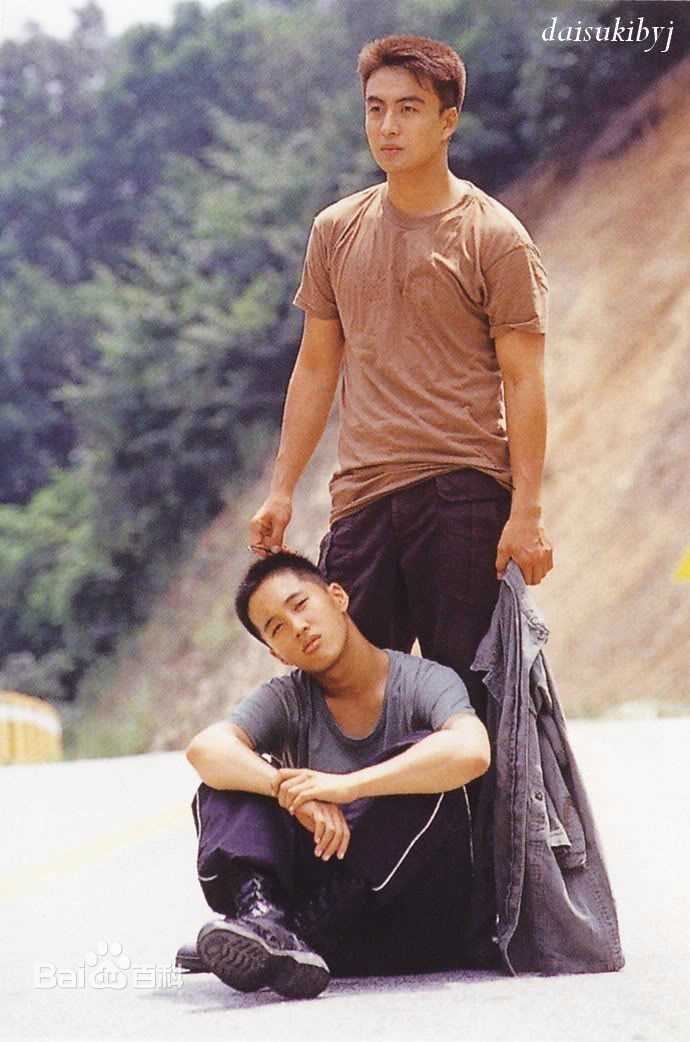 精选裴勇浚(Bae Yong Joon，)在《初恋》图片中的图册