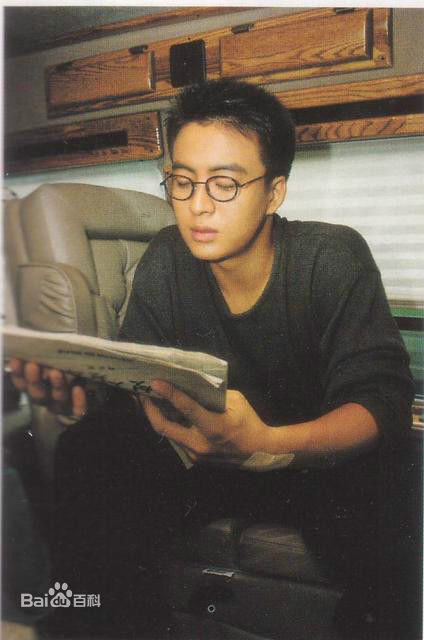 精选裴勇浚(Bae Yong Joon，)在《初恋》图片中的图册