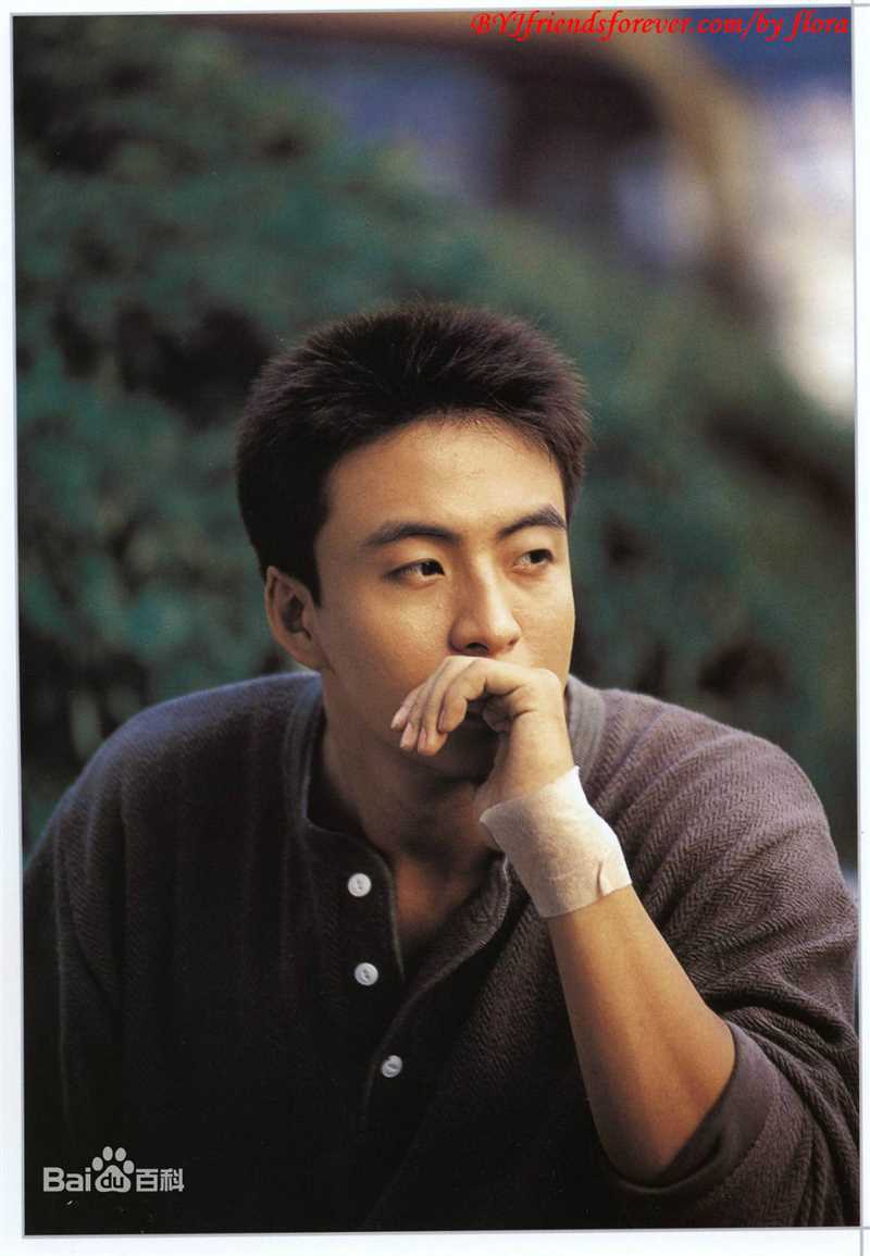 精选裴勇浚(Bae Yong Joon，)在《初恋》图片中的图册