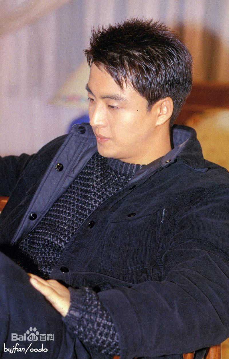 精选裴勇浚(Bae Yong Joon，)在《初恋》图片中的图册