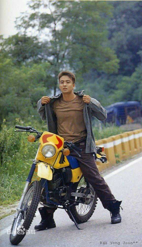 精选裴勇浚(Bae Yong Joon，)在《初恋》图片中的图册