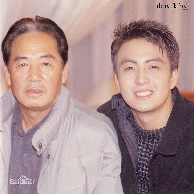 精选裴勇浚(Bae Yong Joon，)在《初恋》图片中的图册