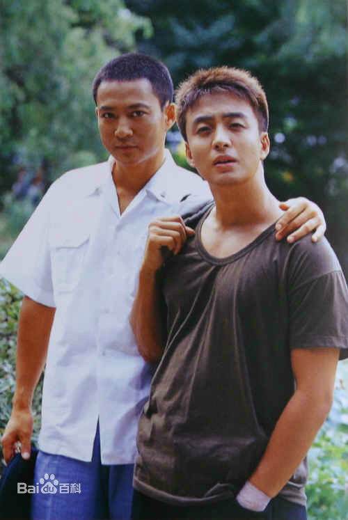 精选裴勇浚(Bae Yong Joon，)在《初恋》图片中的图册