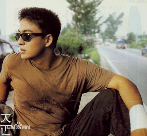 精选裴勇浚(Bae Yong Joon，)在《初恋》图片中的图册