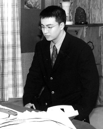 精选裴勇浚(Bae Yong Joon，)在《初恋》图片中的图册