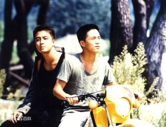 精选裴勇浚(Bae Yong Joon，)在《初恋》图片中的图册