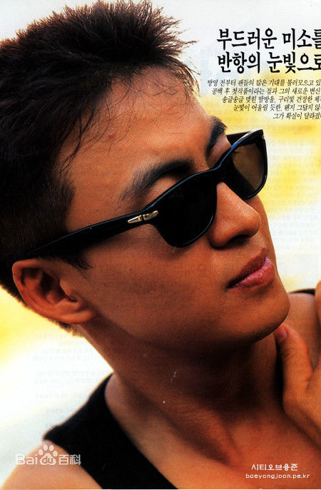 精选裴勇浚(Bae Yong Joon，)在《初恋》图片中的图册