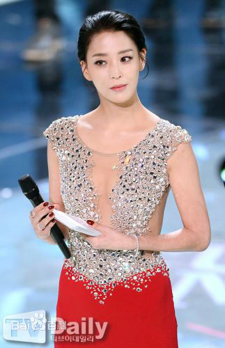 韩高恩(/Han Go Eun)担任主持图册