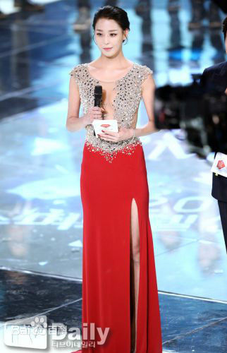 韩高恩(/Han Go Eun)担任主持图册