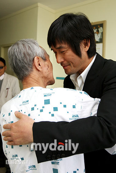 崔民秀()为殴打老人道歉性感图片图集