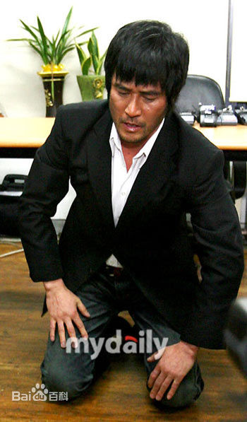 崔民秀()为殴打老人道歉性感图片图集