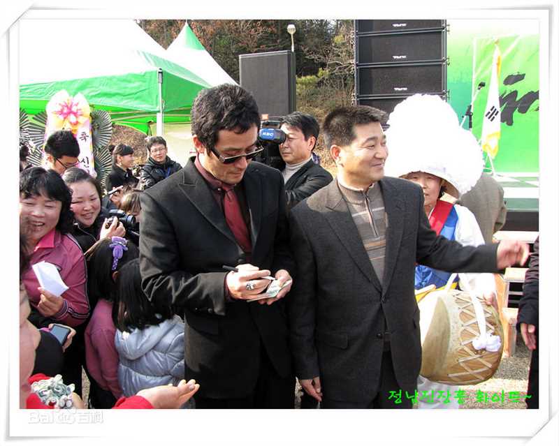 崔民秀()出席宣传活动性感图片壁纸