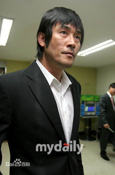 崔民秀()出席宣传活动性感图片壁纸