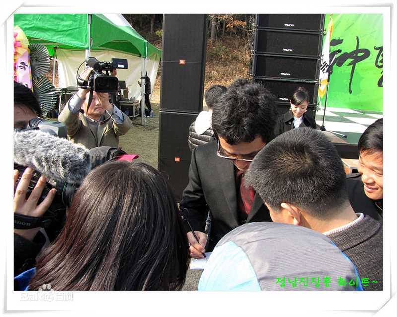 崔民秀()出席宣传活动性感图片壁纸