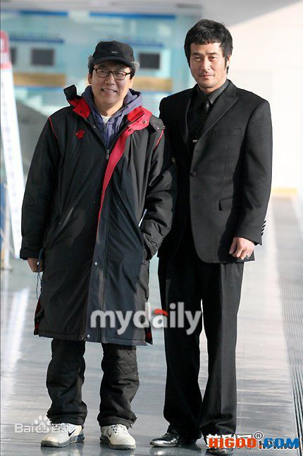 崔民秀()出席宣传活动性感图片壁纸