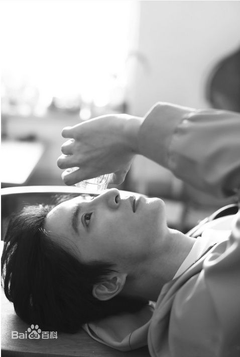 最新薛之谦(Joker Xue)在《红秀Grazia》中的壁纸