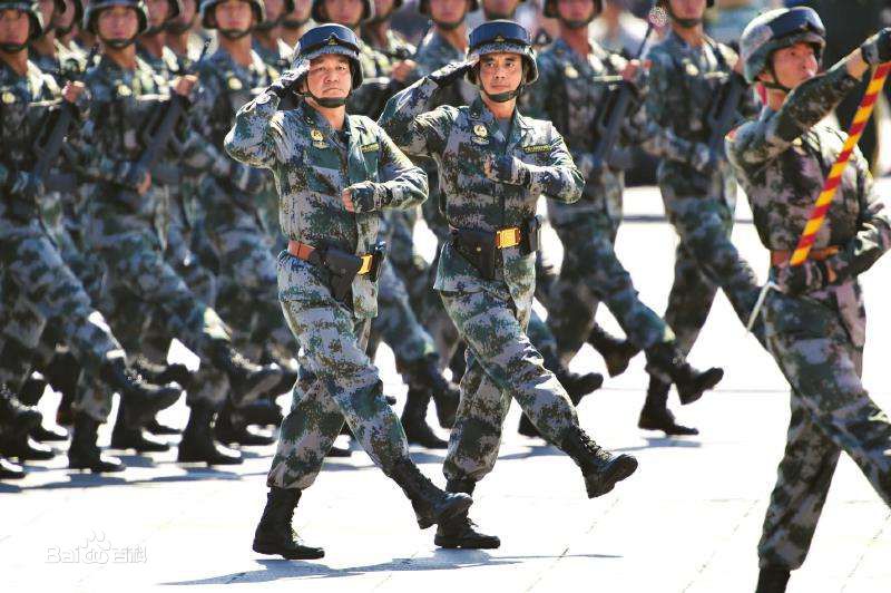 高伟白刃格斗英雄连在阅兵式中亮相 （右一）壁纸壁纸