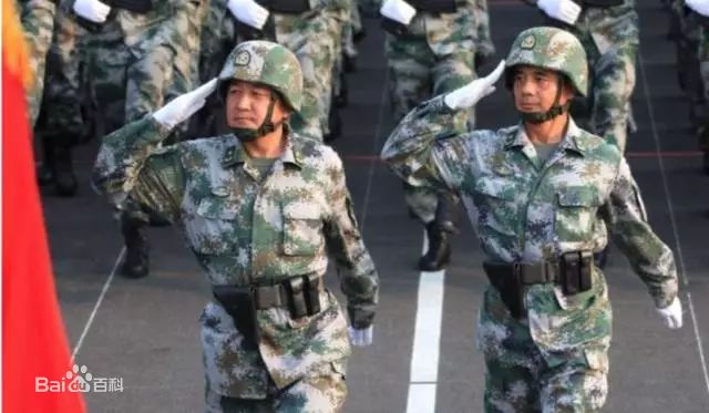 高伟白刃格斗英雄连在阅兵式中亮相 （右一）壁纸壁纸