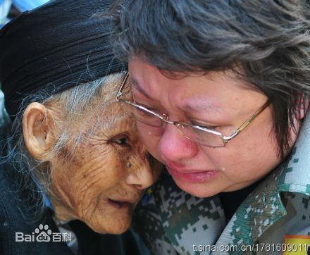 韩红(Han Hong)2011云南盈江地震灾区壁纸壁纸