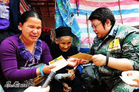 韩红(Han Hong)2011云南盈江地震灾区壁纸壁纸