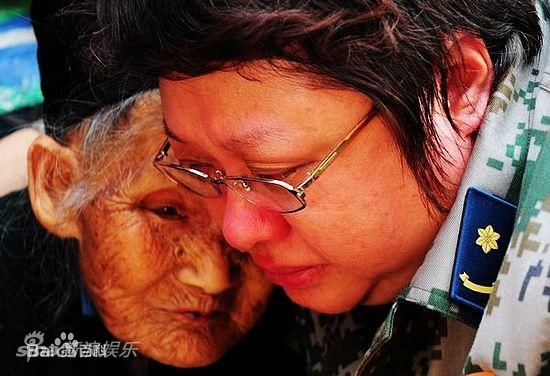 韩红(Han Hong)2011云南盈江地震灾区壁纸壁纸