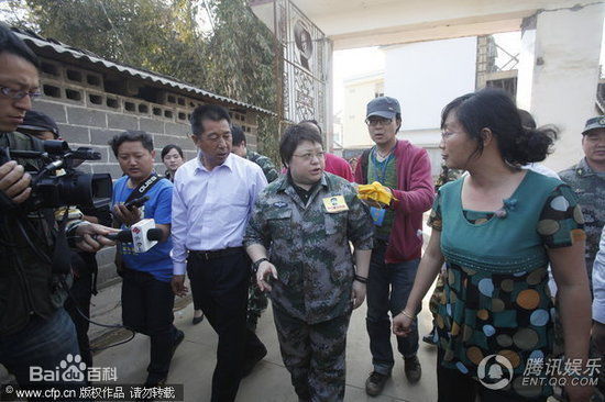 韩红(Han Hong)2011云南盈江地震灾区壁纸壁纸