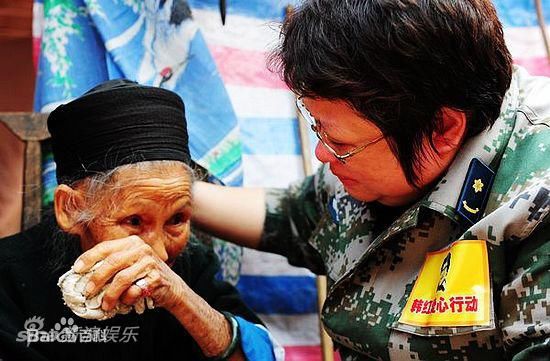 韩红(Han Hong)2011云南盈江地震灾区壁纸壁纸