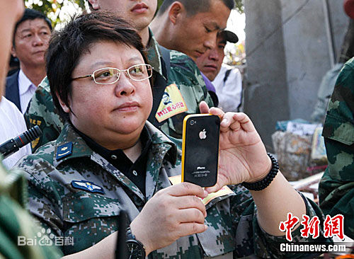 韩红(Han Hong)2011云南盈江地震灾区壁纸壁纸