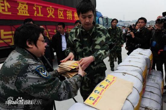 韩红(Han Hong)2011云南盈江地震灾区壁纸壁纸