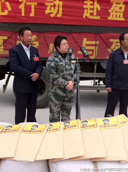 韩红(Han Hong)2011云南盈江地震灾区壁纸壁纸